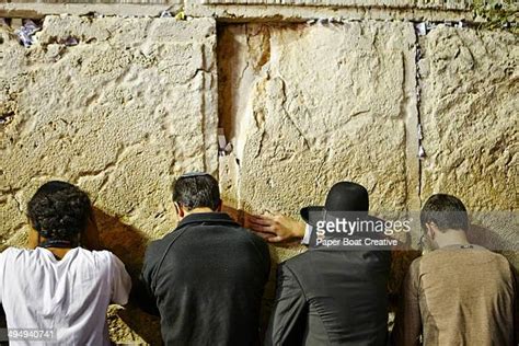 Praying Wailing Wall Photos Et Images De Collection Getty Images