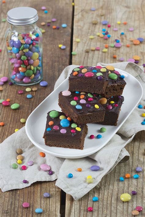 Schneller kuchen mit joghurt und schokolade im glas schnelle kuchen unwiderstehliche turbo rezepte lecker kuchen leckere rezepte einfach schnell recepty in 2019. Brownies mit Smarties | Rezept | Kindergeburtstag essen ...