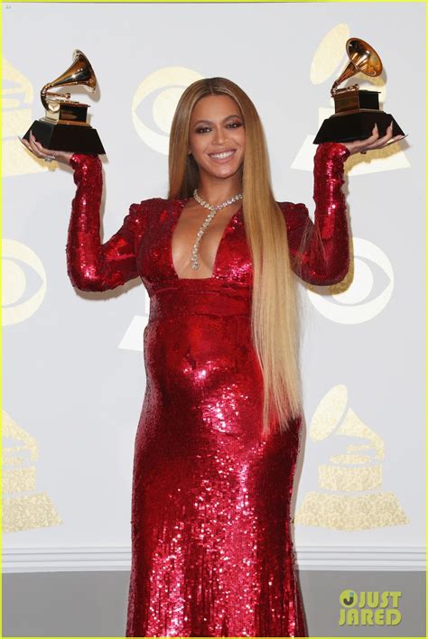 Beyonce Proudly Shows Off Her Two Grammys In Press Room Photo 3858815