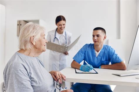 Examen Hospitalario De Pacientes De Edad Avanzada En El Consultorio