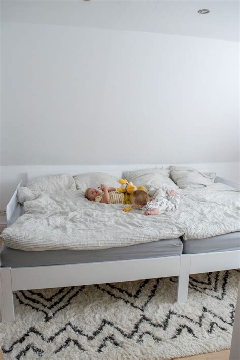Plötzlicher kindstod auch im beistellbett möglich. Familienbett mit Baby und Kleinkind | Familien bett, Familienbett und Ikea babybett