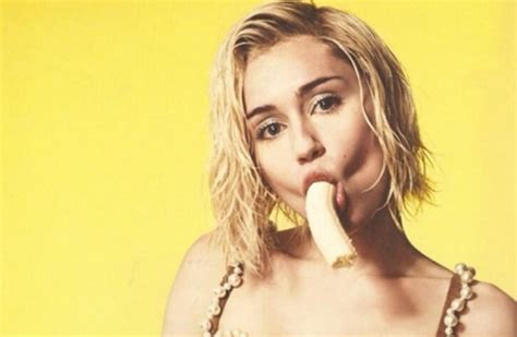 Com banana na boca veja fotos do encarte da turnê de Miley Cyrus Virgula