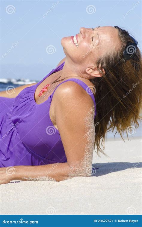 donna matura sexy che si distende sulla spiaggia immagine stock immagine di attivo copia