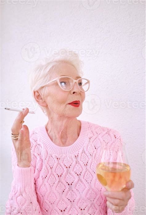 Cigarro De Fumo De Mulher Elegante Sênior Antiquado Com Copo De Vinho