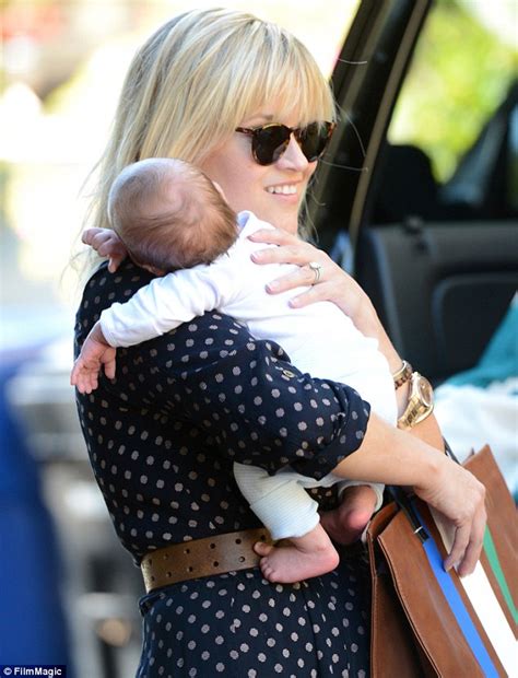 Where Are We Mommy Reese Witherspoon S Wide Eyed Son Tennessee Takes In The World As She Holds