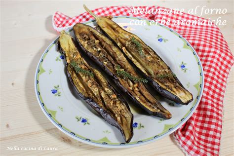 Melanzane Al Forno Con Erbe Aromatiche Nella Cucina Di Laura