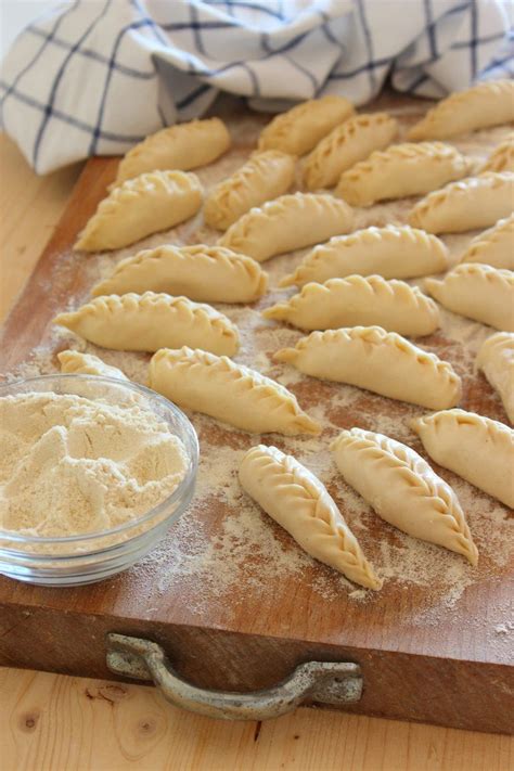 I culurgiones o culurgionis sono i famosi ravioli d'ogliastra, una regione situata nella sardegna. Culurgiones, i ravioli sardi ripieni di patate, pecorino e ...