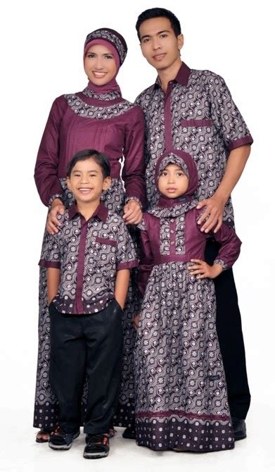 Baju couple lebaran keluarga artis. 50+ Model Baju Muslim Sarimbit Keluarga untuk Lebaran 2020 ...