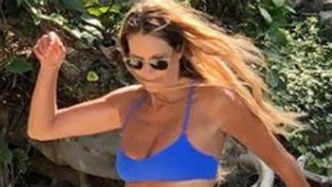 Elle Macpherson Flaunts Bikini Body At Thai Wellness Retreat Photo News Com Au Australias
