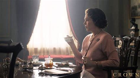 Olivia colman debuts as queen elizabeth ii in the trailer for season three of netflix's smash hit 'the crown'; The Crown: First look at Olivia Colman as the Queen | Ents ...