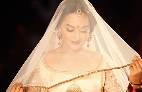 Sonakshi Sinha Looking Beautiful In Dabangg 2s Song Dagabaaz Re Wedding Looks Bridal