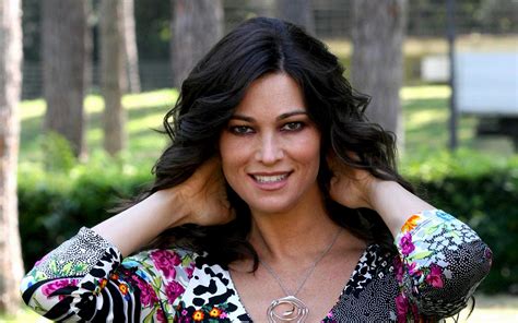 Watch Your Favorite Italian Actress Manuela Arcuri Hot Photos