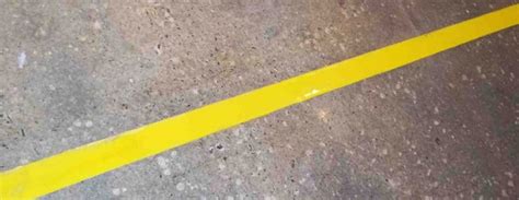 Permanent Safety Yellow Line Marking With Concrete Mender