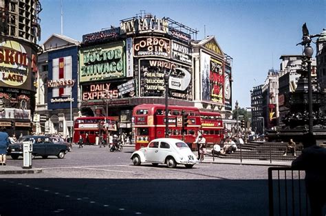 Extraordinary Colour Photos Show London Life In The 1960s And 70s
