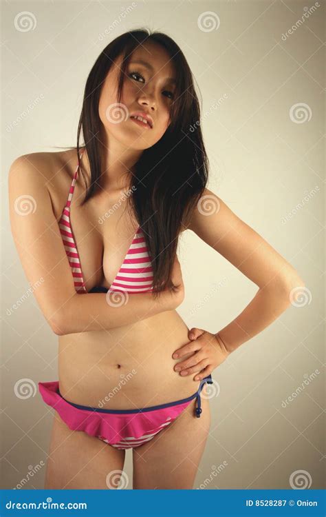 Schönes Asiatisches Mädchen in Einem Bikini Stockbild Bild von