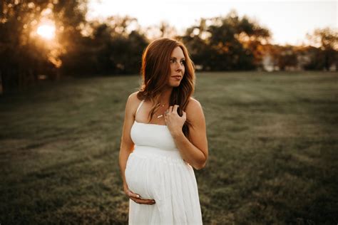 Top 50 Maternity Photo Poses To Try 2022