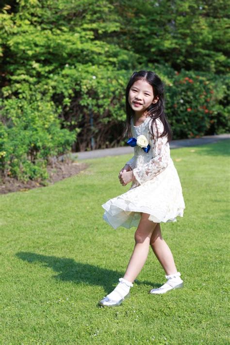 Une Petite Fille Asiatique Mignonne Photo Stock Image Du Horizontal
