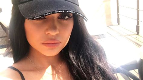 Kylie Jenner Bares Her Chest And Toned Abs See The Pics