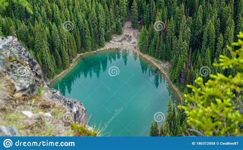 Mirror Lake Banff Nationalpark July 2019 Stock Photo Image Of Blue