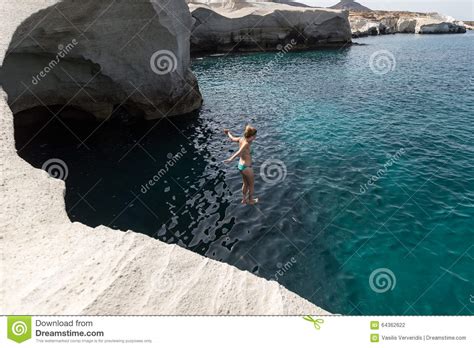 Ab adamas fährt in den sommermonaten ein. De Toeristen Springen In Het Duidelijke Water Van ...