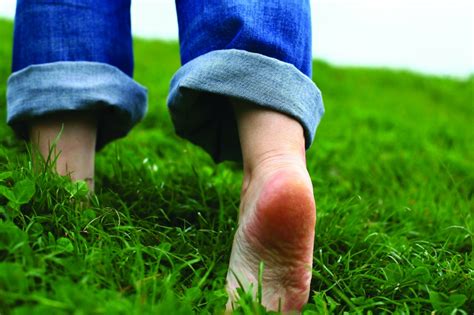 7 Shocking Reasons To Walk Barefoot