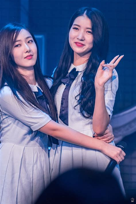 sinb protecting sowon from surprise hugs gfriend sowon sinb gfriend musical group