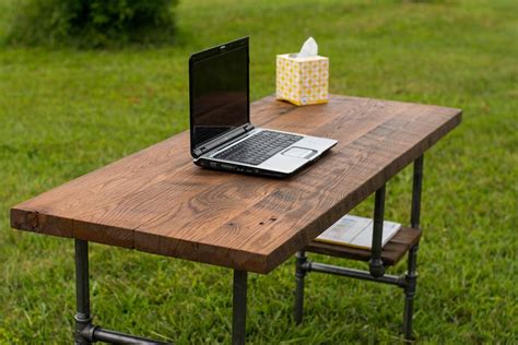 It's a simple desk that came by you expressing yourself using an industrial pipe. 16 Amazing DIY Projects For Your Home You Can Make From ...