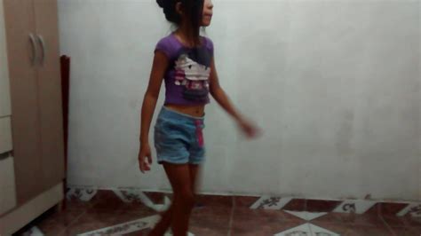 Tenaga Harian Lepas 2008 Menina Dancando menina dançando e dublando