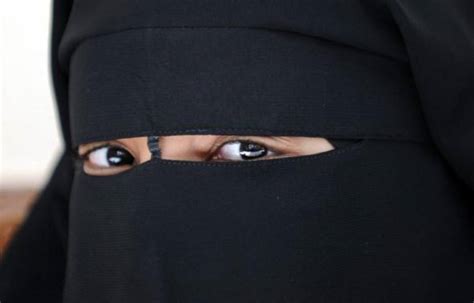 Trappes La Femme Au Niqab Condamnée à Un Mois Avec Sursis Et 150 Euros Damende