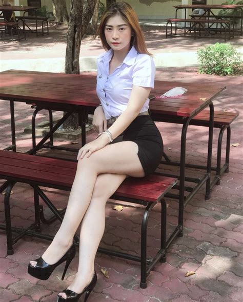 ปักพินโดย harid sombudkrai ใน นศ ชุดเซ็กซี่ กระโปรงสั้น สาวมหาลัย