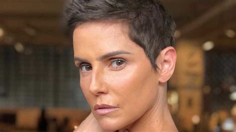 Aos 39 Anos Deborah Secco Posa Sensual De Biquíni E Público Reage A