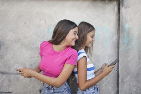 Deux Jeunes Filles Utilisent Le Smartphone Photo Gratuite