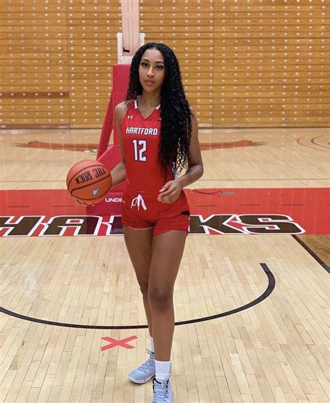 Pin By Postmadebaddie 🙆🏾‍♀️ On Athletes ‍♀️ Girls Basketball Clothes Basketball Girls Outfits