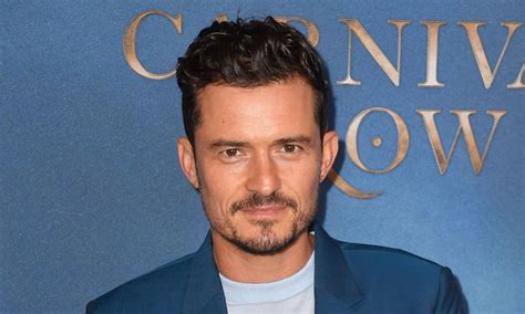 Dormiva in una cuccetta e condivideva il bagno e la toilette con altri 27 uomini dell'equipaggio. Orlando Bloom Has Arrived Home Safely After 'Carnival Row ...