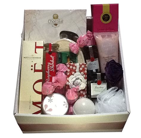 Every occasion plays a crucial role in our life. The Pamper Hamper « Plum Gifts