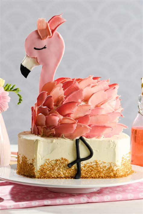 Prepare parchment triangles or decorating bags with melted candy; Flamingo-Torte - Rezept von Backen.de | Recipe | Flamingo ...