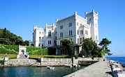 Le château de Miramare est un château d'Italie situé près de Trieste ...