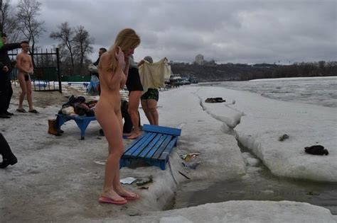 【画像】ロシアの寒中水泳に集まった美少女たちがエロすぎる ポッカキット