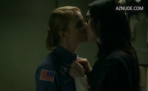 Laura Prepon Emily Tarver Lesbian Underwear Scene In Orange Is The