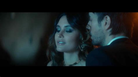 Enrique Iglesias Drops Sultry New Video For El Baño Feat Bad Bunny