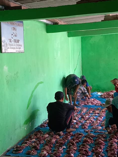 SISTEM GOTONG ROYONG DALAM PROSES PENYEMBELIHAN DAN PEMBAGIAN DAGING