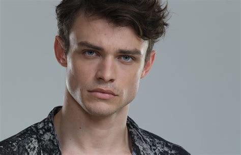 Get the latest on thomas doherty from teen vogue. Thomas Doherty è un sexy coreografo in New York Academy ...