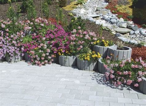 This block will support your garden look and design. Retaining wall ideas - concrete planters as a supporting ...