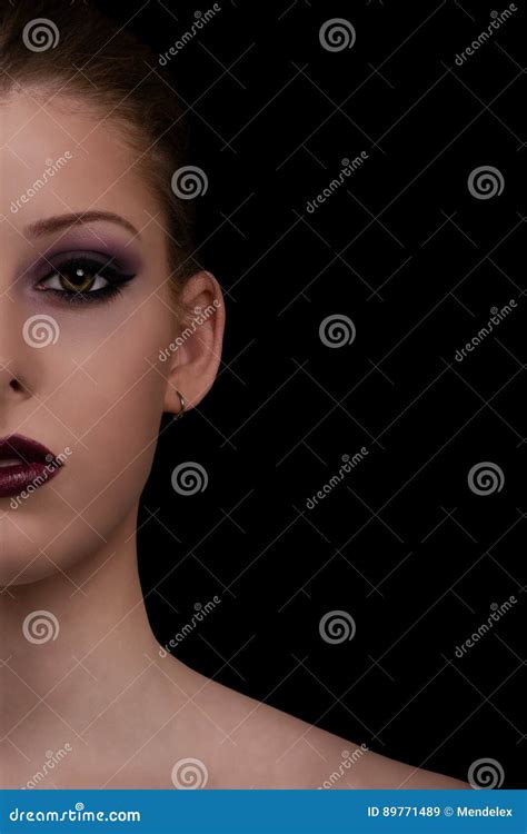 retrato de uma menina bonita no fundo preto imagem de stock imagem de senhora brilho 89771489