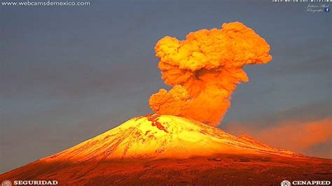 Dramatic Eruption Of Popocatepetl Volcano Sends Ash Plumes 20 24000 Ft