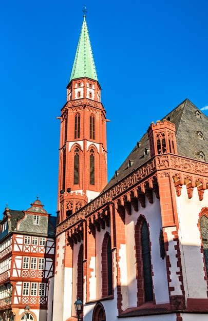 프랑크푸르트 암 마인 독일의 Romerberg에있는 올드 세인트 니콜라스 교회 프리미엄 사진