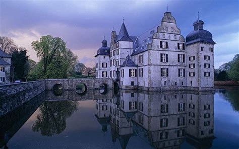 16 Spectacular Moats Around The World Beautiful Castles Castle