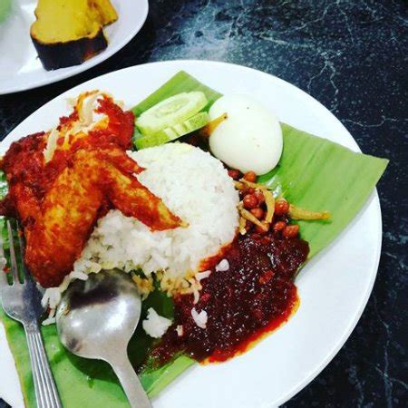 We can all agree that it's the national dish of malaysia. Nasi Lemak Ayam Goreng - Picture of Nasi Lemak Saleha ...
