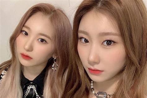 Iz One’s Lee Chae Yeon Shares Photo Taken Backstage With Sister Itzy’s Chaeryeong