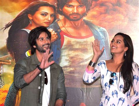 Shahid Kapoor And Sonakshi Sinha During Promotions Of R Rajkumar